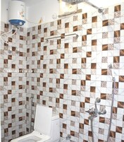 Ducha, cabezal de ducha tipo lluvia, artĂculos de tocador gratuitos