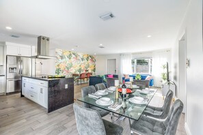 Dining - Pool, Hot Tub & Putting Green near Deerfield Beach | Oasis on Fourth (Deerfield Beach)