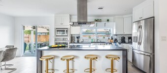 Pool, Hot Tub & Putting Green near Deerfield Beach | Oasis on Fourth