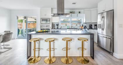 Pool, Hot Tub & Putting Green near Deerfield Beach | Oasis on Fourth