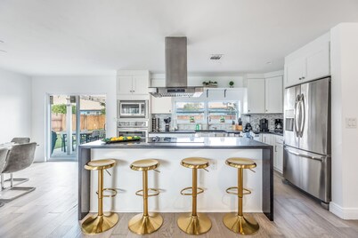 Pool, Hot Tub & Putting Green near Deerfield Beach | Oasis on Fourth