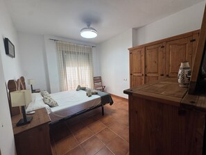 2 bedrooms, internet, bed sheets