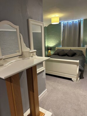 Iron/ironing board, internet, bed sheets