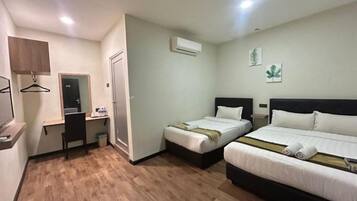 Habitación de hotel con dos camas, un escritorio, una silla, un equipo de aire acondicionado y una puerta.
