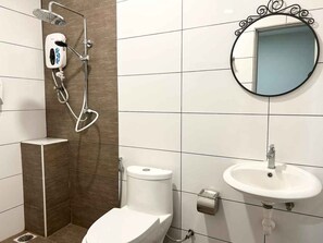 Shower, free toiletries, bidet, towels