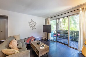 TV - Casa Serenità: Downtown Forest Park, Close to Trains, Parking (Forest Park)