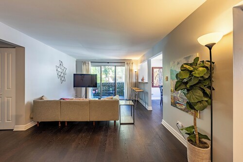 Casa Serenità: Downtown Forest Park, Close to Trains, Parking