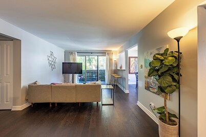 Casa Serenità: Downtown Forest Park, Close to Trains, Parking