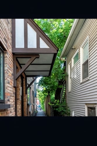 Casa Serenità: Downtown Forest Park, Close to Trains, Parking