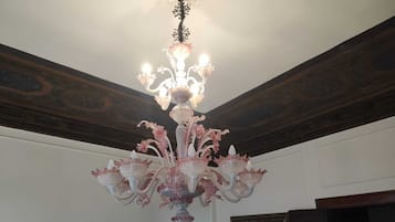 Ein Kronleuchter mit mehreren Leuchtern und floralen Verzierungen.