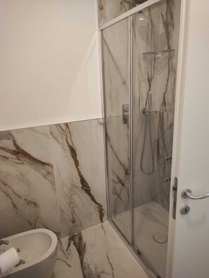 Deluxe Room, City View | Bathroom | Hair dryer, towels, soap, shampoo