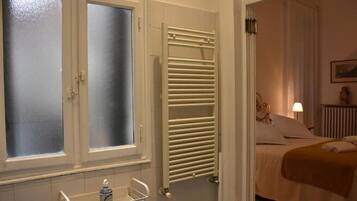 Comfort Apartment | Bathroom | Hair dryer, towels, soap, shampoo