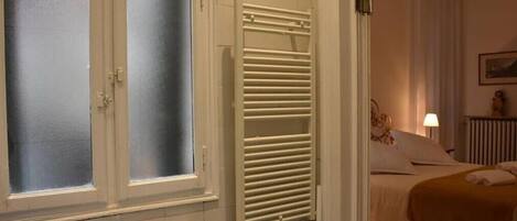 Apartamento Confort | Baño | Secador de pelo, toallas, jabón y champú