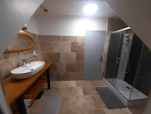 Douche, sèche-cheveux, serviettes fournies, savon