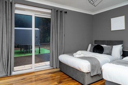 2BD | Ocean Terminal | Tram to Airport | Sleeps 4