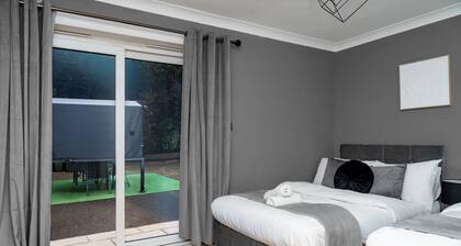 2BD | Ocean Terminal | Tram to Airport | Sleeps 4