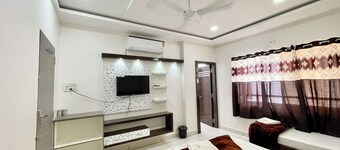 沙利瑪酒店（近火車站及寺廟）  