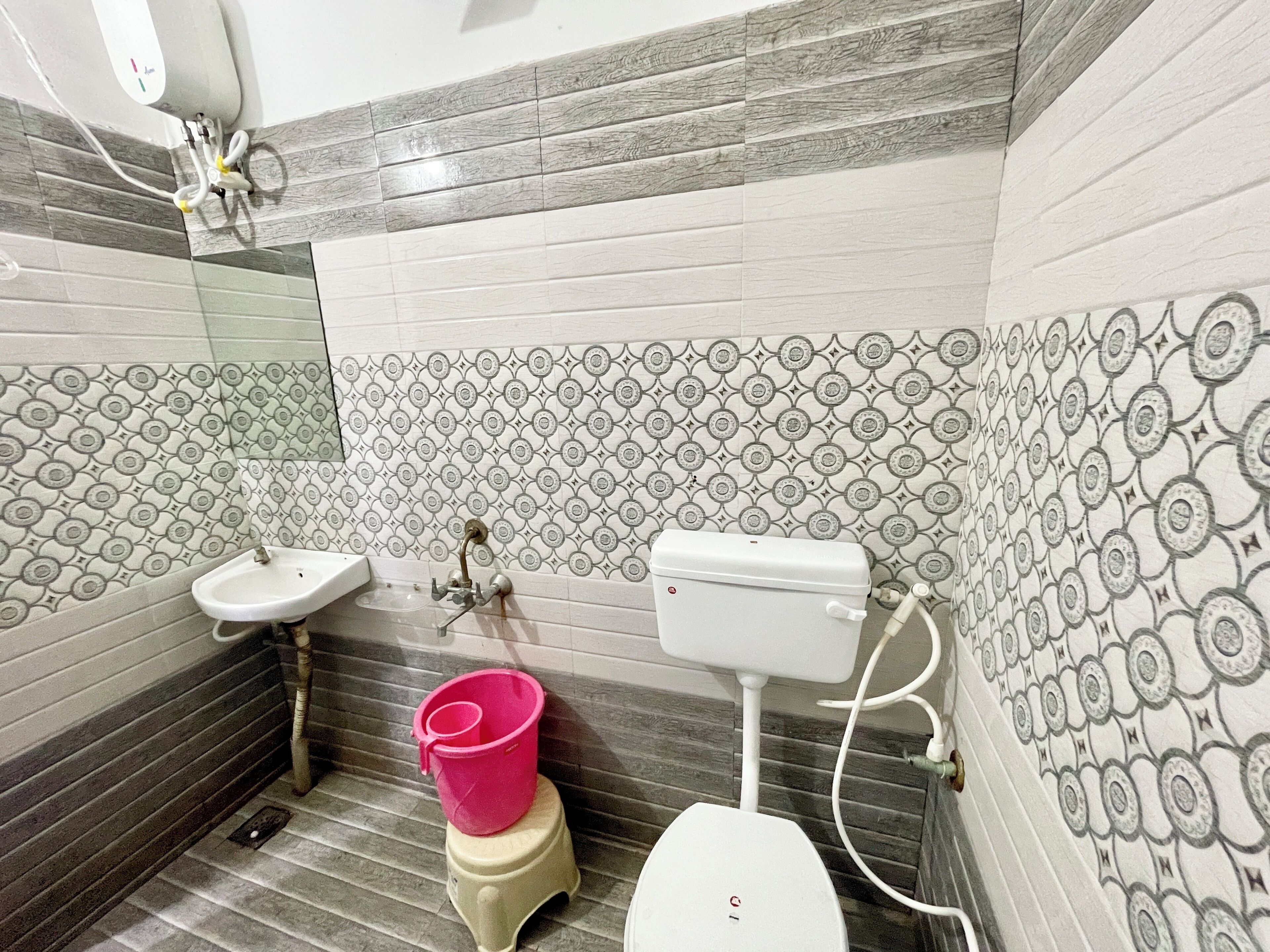 Un baño con inodoro, bidé y lavamanos.