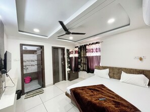 Premium bedding, desk, laptop workspace, soundproofing - Hotel Shalimar-near Rail Station &Temple (Ujjain)