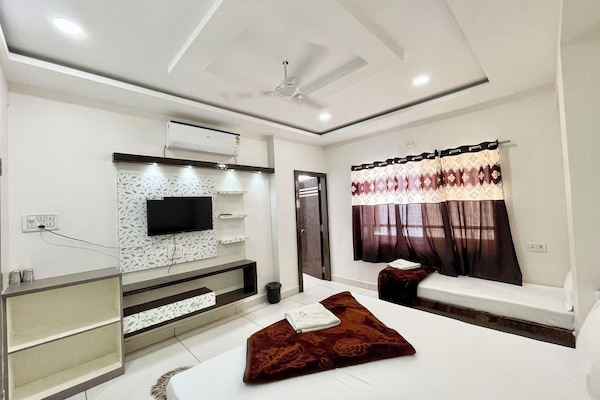 Habitación triple superior | Ropa de cama de alta calidad y escritorio