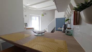 Una cocina con mostrador de madera, un lavamanos y una ventana.