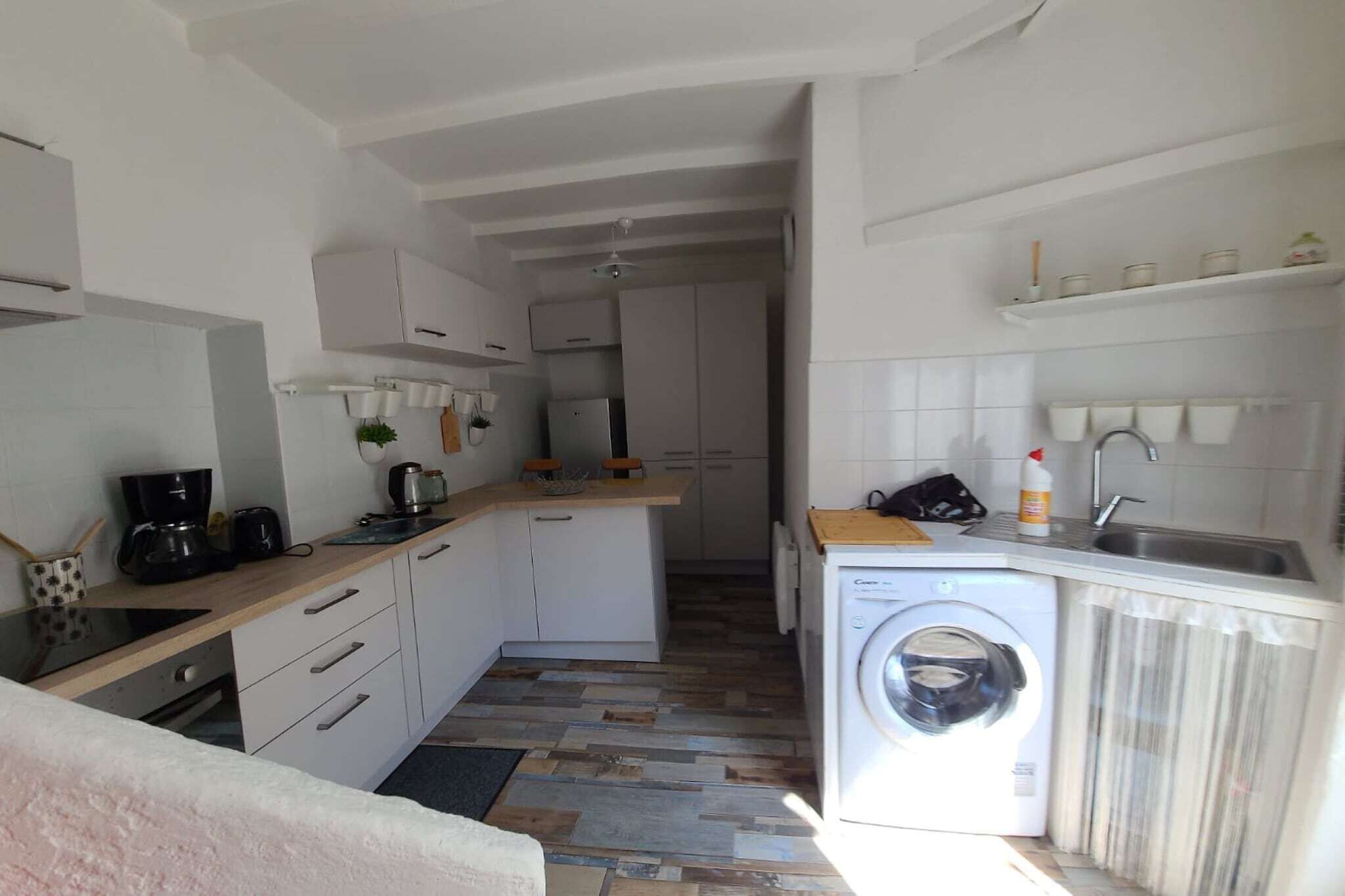 Fridge, oven, stovetop, coffee/tea maker