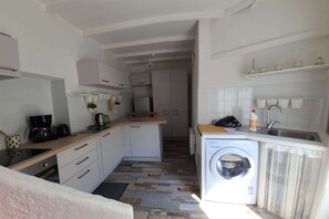 Réfrigérateur, four, plaque de cuisson, cafetière/bouilloire