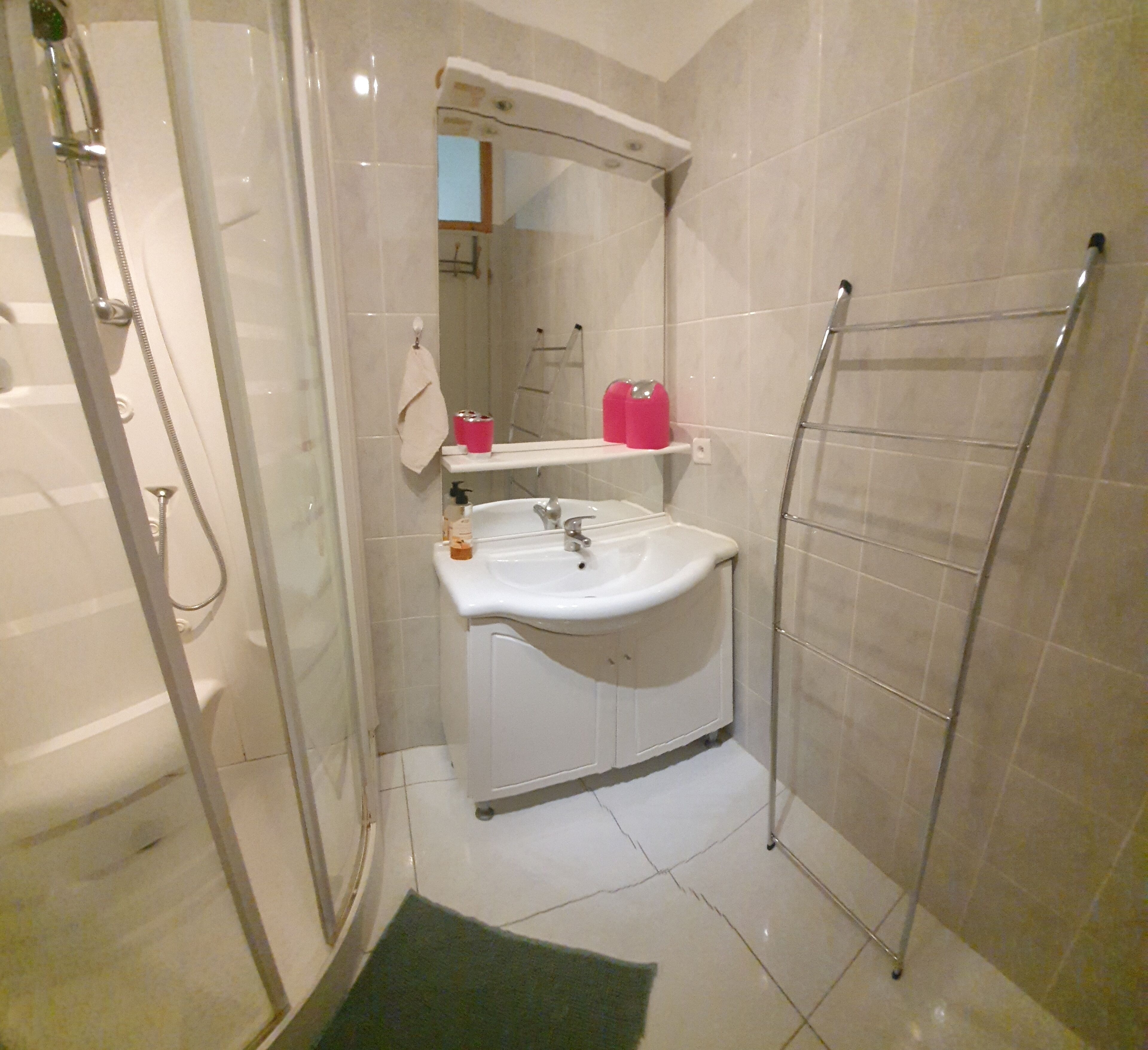 Regadera, secadora de cabello, toallas, jabón 