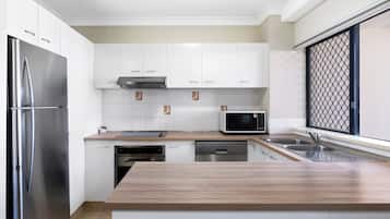 Apartamento família, varanda, no piso térreo | Cozinha privada | Chaleira elétrica, cadeirão de bebê