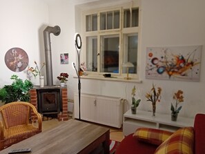 Fernseher, Kamin, Tischtennisplatte