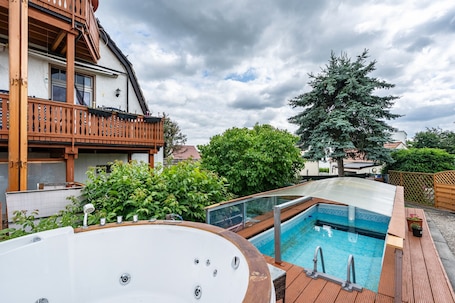 Outdoor spa tub. Apartment with Terrace Moritzburg