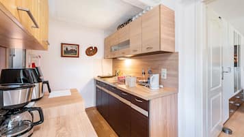 Réfrigérateur, micro-ondes, plaque de cuisson, lave-vaisselle