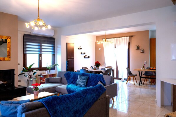 TV, fireplace - VISTA COSTA VILLA (Vathianos Kampos)