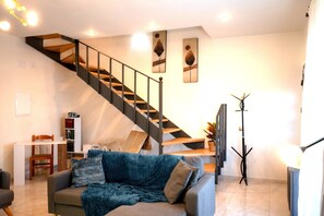 TV, fireplace - VISTA COSTA VILLA (Vathianos Kampos)