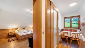1 habitación, tabla de planchar con plancha, wifi y ropa de cama