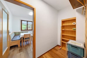 Une pièce avec un banc en bois, une table et une fenêtre.
