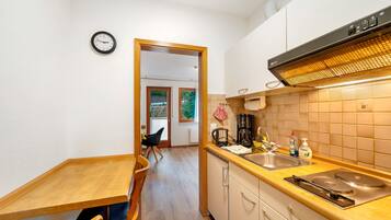 Jääkaappi, mikroaaltouuni, liesi, kahvin-/teenkeitin