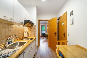 Jääkaappi, mikroaaltouuni, liesi, kahvin-/teenkeitin