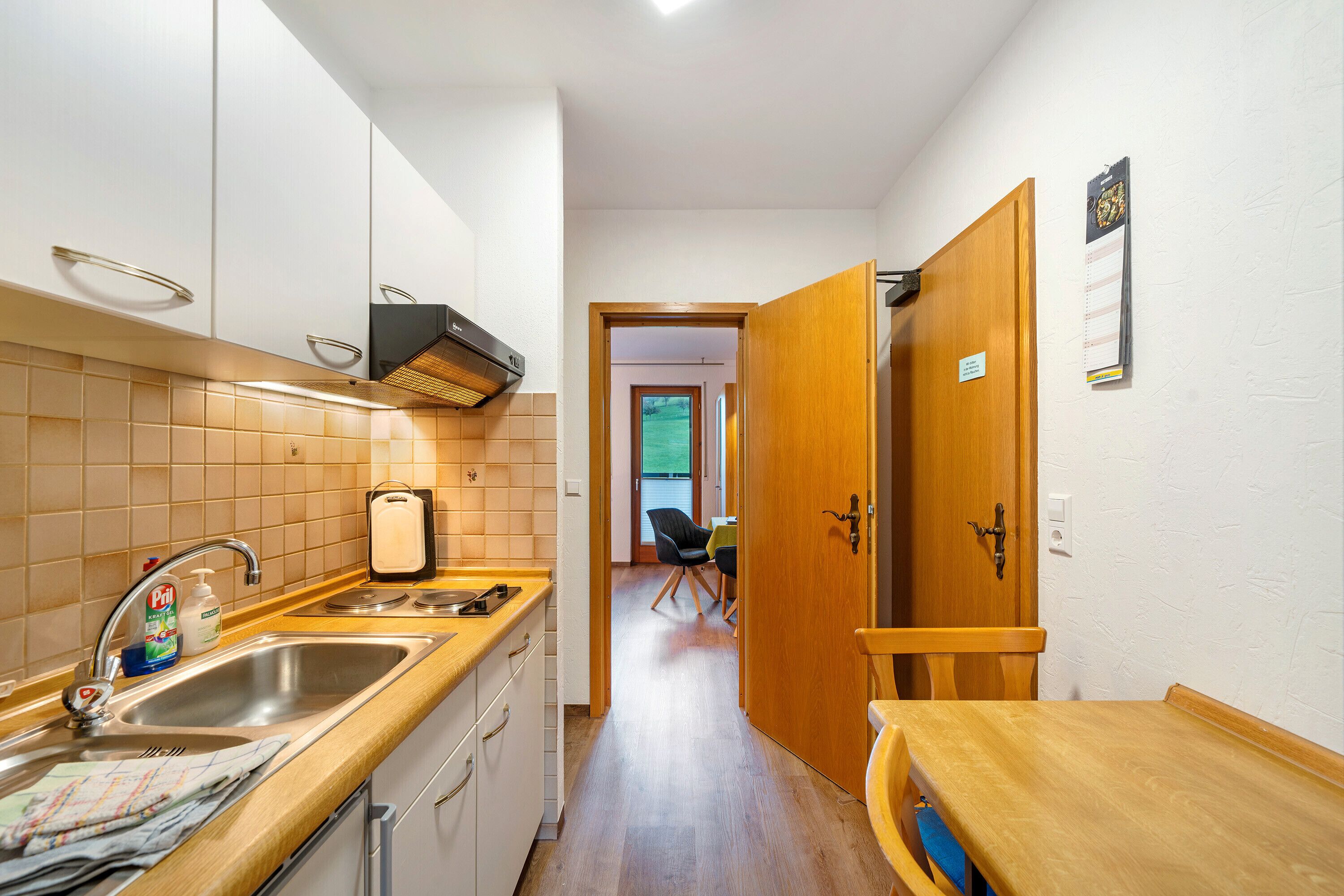 Jääkaappi, mikroaaltouuni, liesi, kahvin-/teenkeitin