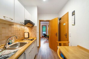 Kühlschrank, Mikrowelle, Herdplatte, Wasserkocher mit Kaffee-/Teezubehör