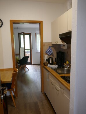 Kühlschrank, Mikrowelle, Herdplatte, Wasserkocher mit Kaffee-/Teezubehör