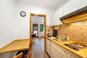 Réfrigérateur, micro-ondes, plaque de cuisson, cafetière/bouilloire