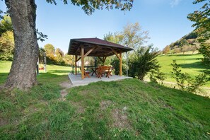 A wooden pavilion with a roof, surrounded by grass and trees. - Apartment 'No. 2.1 Rotkelchen' with Shared Terrace, Shared Garden and Wi-Fi (Freiamt)