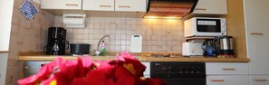 Refrigerador, microondas, horno, placa de cocina