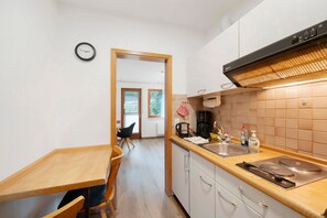 Fridge, microwave, oven, stovetop - Apartment 'No. 2 Rotkelchen' with Shared Terrace, Shared Garden and Wi-Fi (Freiamt)
