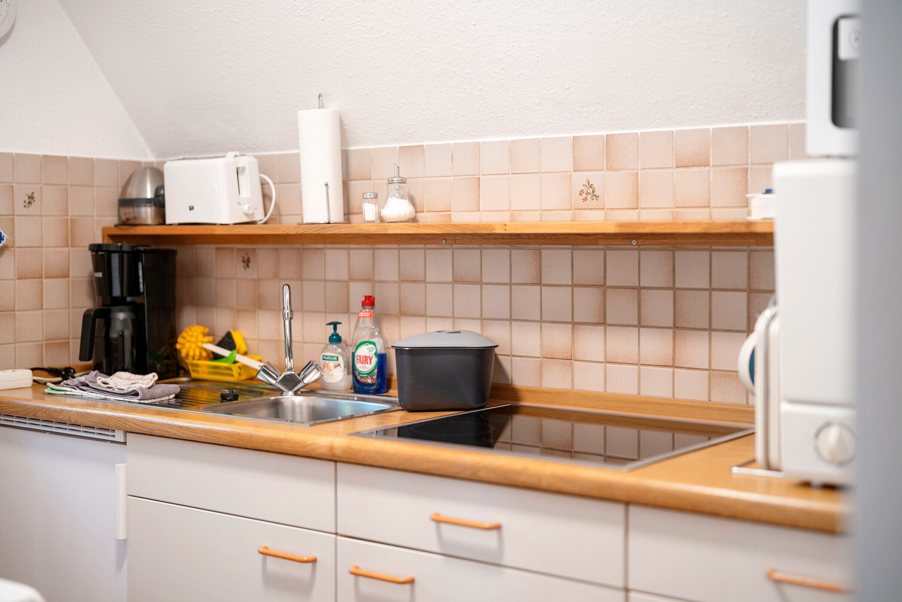 Jääkaappi, mikroaaltouuni, uuni, liesi