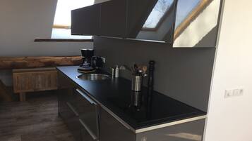 Een koelkast, een magnetron, een oven, een kookplaat