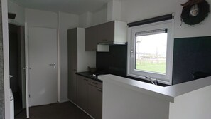 Fridge, coffee/tea maker, cookware/dishes/utensils - Camping Natuurlijk Limburg - chalet 4p (Voeren)