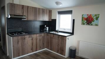 Een koelkast, een koffiezetapparaat/waterkoker