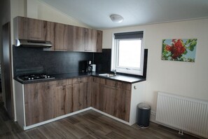 Fridge, coffee/tea maker, cookware/dishes/utensils - Camping Natuurlijk Limburg - Chalet 6 (Voeren)